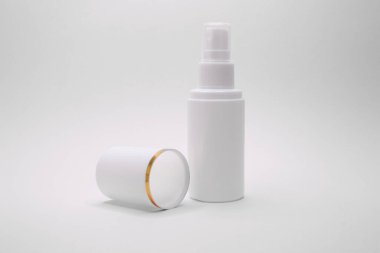 Beyaz arka planda izole edilmiş beyaz kozmetik sprey şişesi