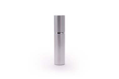 Beyaz arka planda izole edilmiş gümüş metalik sprey şişesi