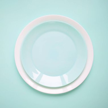 Nane arkaplanda iki tabak yığını