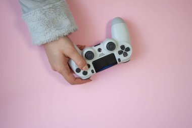 Pembe arka planda beyaz bir oyun sahası tutuyor.