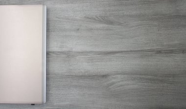 Gri ahşap arkaplanda düz defter düzeni