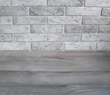 Tuğla duvar ve ahşap masa ile gri arkaplan. Yan görünüm