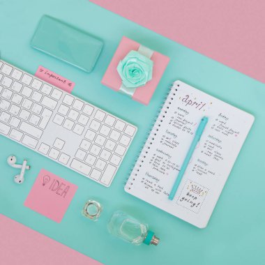 Programlayıcıyla birlikte iş yerinin renkli düz düzeni