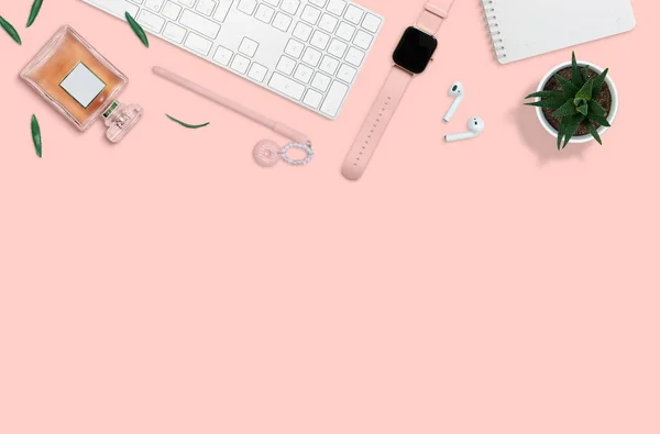 女性の職場の平らなレイアウト ピンクを基調としたサクランボ アクセサリー — ストック写真