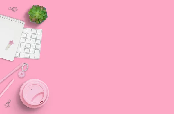 職場の平らなレイアウト コーヒーと空のノートパッドのピンクの背景 — ストック写真