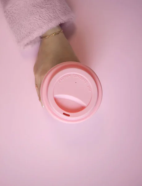 Mano Sosteniendo Una Taza Café Sobre Fondo Rosa —  Fotos de Stock