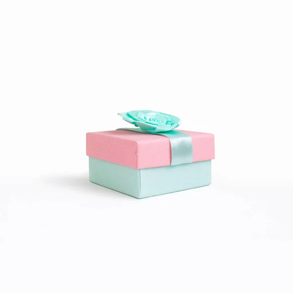 Прекрасна Подарункова Коробка Стрічкою Ізольована Білому Тлі Яскрава Ята Рожеві — стокове фото