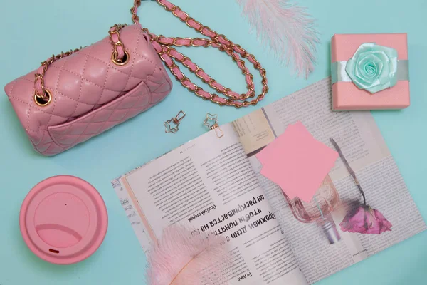 Dergi ve pembe aksesuarlı moda düz plan.
