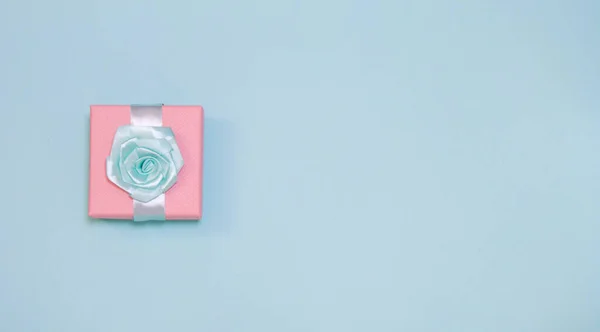 Pequeña Caja Regalo Con Rosa Sobre Fondo Azul Brillante —  Fotos de Stock