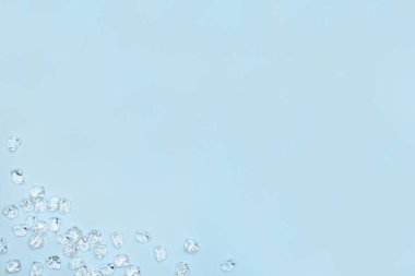 Mavi arkaplanda içi boş buz küplerinin düz düzeni