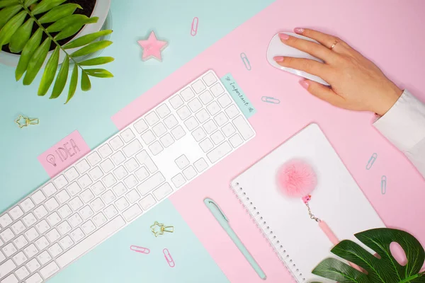 Business Flach Layout Auf Buntem Hintergrund Palmblätter Tastatur Und Hand — Stockfoto