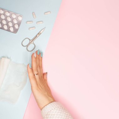 Düz konsept yatıyordu. Tıbbi takviyeyi reddetme jestinde bulunan bir kadın el.