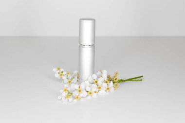 Beyaz arka planda damgalanmamış zarif metalik kozmetik şişe. Yan görünüm