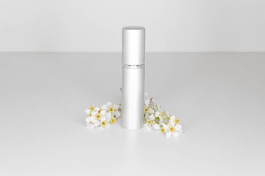 Beyaz arka planda damgalanmamış zarif metalik kozmetik şişe. Yan görünüm