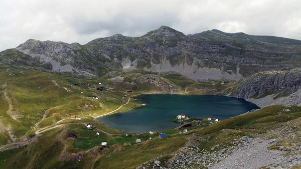 Karadağ dağlarında göl 