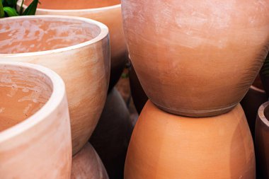 Bir bahçe merkezinde yuvarlak kil çömlek bileşimi