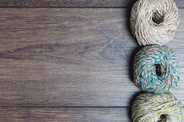 Tahta bir masa üzerinde, tarafsız tonlarda, güzel kış yün topları düzleşmişti.