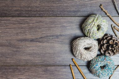 Tahta bir masa üzerinde, güzel kış topları, çam mısırları ve iğnelerden oluşan düz bir tabaka.