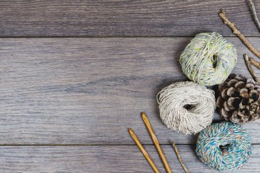 Tahta bir masa üzerinde, güzel kış topları, çam mısırları ve iğnelerden oluşan düz bir tabaka.