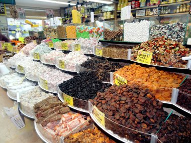 İstanbul, 2 Kasım 2018. Türk lokumu, kurutulmuş meyve, tatlı ve fındık satan bir dükkan.