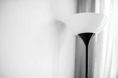 Odadaki perdeler ve lambalar yumuşak beyaz renkli.