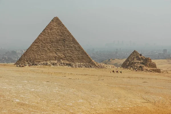 Pirámides egipcias en el fondo de El Cairo . — Foto de Stock