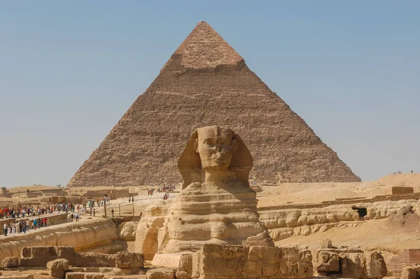 スフィンクス、ピラミッドの背景。スフィンクスの顔. — ストック写真