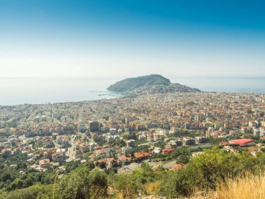 Alanya, Türkiye. Dağdan Alanya şehrinin ve Akdeniz 'in güzel panoramik manzarası. Tatil kartpostal arkaplanı