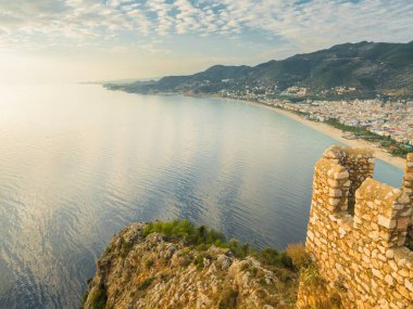 Alanya, Türkiye. Akdeniz 'deki Alanya Şatosu ve günbatımında Kleopatra Sahili' nden güzel bir manzara. Tatil kartpostal arkaplanı