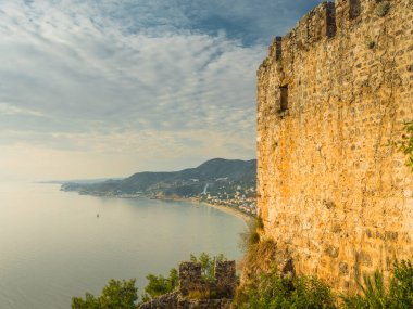 Alanya, Türkiye. Akdeniz 'deki Alanya Şatosu ve günbatımında Kleopatra Sahili' nden güzel bir manzara. Tatil kartpostal arkaplanı