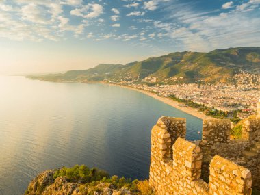 Alanya, Türkiye. Akdeniz 'deki Alanya Şatosu ve günbatımında Kleopatra Sahili' nden güzel bir manzara. Tatil kartpostal arkaplanı
