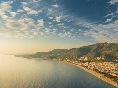 Alanya, Türkiye. Akdeniz 'deki Alanya Şatosu ve günbatımında Kleopatra Sahili' nden güzel bir manzara. Tatil kartpostal arkaplanı