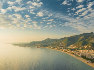 Alanya, Türkiye. Akdeniz 'deki Alanya Şatosu ve günbatımında Kleopatra Sahili' nden güzel bir manzara. Tatil kartpostal arkaplanı