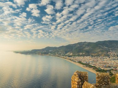 Alanya, Türkiye. Akdeniz 'deki Alanya Şatosu ve günbatımında Kleopatra Sahili' nden güzel bir manzara. Tatil kartpostal arkaplanı