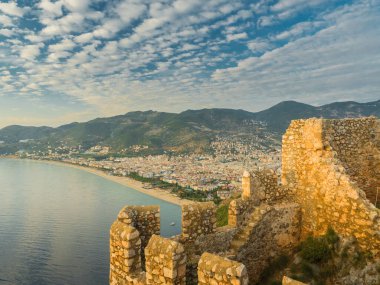 Alanya, Türkiye. Akdeniz 'deki Alanya Şatosu ve günbatımında Kleopatra Sahili' nden güzel bir manzara. Tatil kartpostal arkaplanı