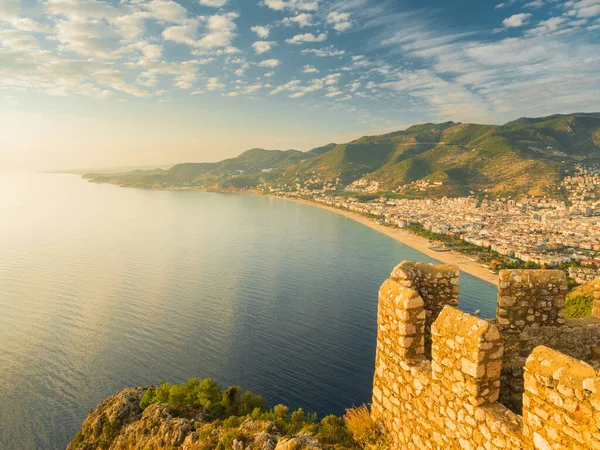 Alanya, Türkiye. Akdeniz 'deki Alanya Şatosu ve günbatımında Kleopatra Sahili' nden güzel bir manzara. Tatil kartpostal arkaplanı