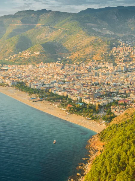 Alanya, Turquía. Hermosa vista desde la fortaleza Alanya Castillo del Mar Mediterráneo y la playa de Cleopatra al atardecer. Fondo de la postal de vacaciones — Foto de Stock