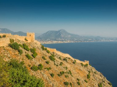 Alanya, Türkiye. Alanya şehrinin güzel panoramik manzarası, Akdeniz, Alanya Kalesi. Tatil kartpostal arkaplanı