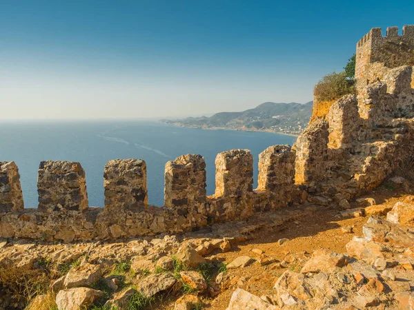 Alanya, Türkiye. Akdeniz 'deki Alanya Şatosu ve günbatımında Kleopatra Sahili' nden güzel bir manzara. Tatil kartpostal arkaplanı