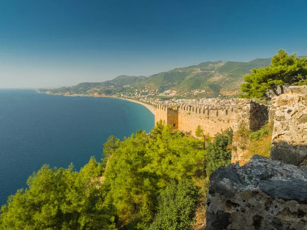 Alanya, Turquía. Hermosa vista desde la fortaleza Alanya Castillo del Mar Mediterráneo y la playa de Cleopatra al atardecer. Fondo de la postal de vacaciones — Foto de Stock