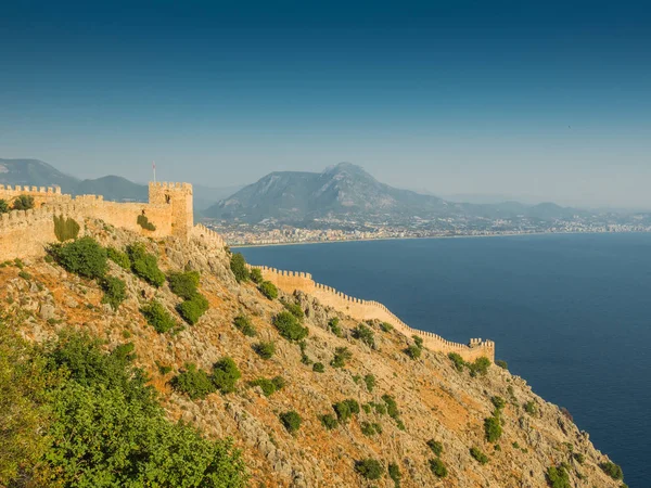 Alanya, Türkei. wunderschöner Panoramablick von oben auf die Stadt alanya, das Mittelmeer, die Festung alanya Burg. Urlaubspostkarte Hintergrund — Stockfoto