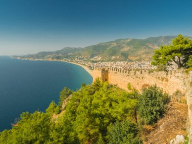 Alanya, Türkiye. Akdeniz 'deki Alanya Şatosu ve günbatımında Kleopatra Sahili' nden güzel bir manzara. Tatil kartpostal arkaplanı