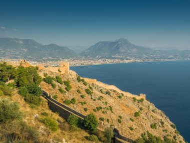 Alanya, Türkiye. Alanya şehrinin güzel panoramik manzarası, Akdeniz, Alanya Kalesi. Tatil kartpostal arkaplanı