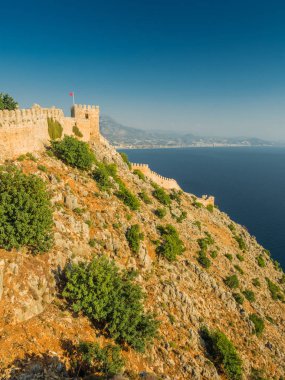 Alanya, Türkiye. Alanya şehrinin güzel panoramik manzarası, Akdeniz, Alanya Kalesi. Tatil kartpostal arkaplanı