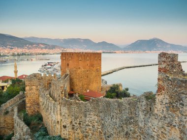 Alanya, Türkiye. Antik Alanya kalesinin, Kızıl Kule 'nin ve Akdeniz' in güzel manzarası. Tatil kartpostal arkaplanı