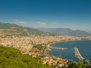 Alanya, Türkiye. Alanya şehrinin güzel panoramik manzarası, Akdeniz, kırmızı kule, Alanya Kalesi 'nin deniz feneri. Tatil kartpostal arkaplanı