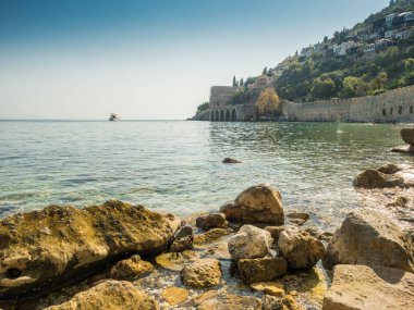 Alanya, Türkiye. Alanya şehrinin güzel manzarası, Akdeniz, Alanya Kalesi. Tatil kartpostal arkaplanı