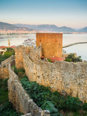 Alanya, Türkiye. Antik Alanya kalesinin, Kızıl Kule 'nin ve Akdeniz' in güzel manzarası. Tatil kartpostal arkaplanı