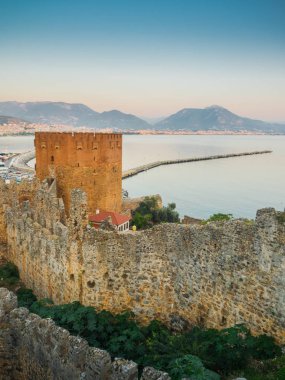 Alanya, Türkiye. Antik Alanya kalesinin, Kızıl Kule 'nin ve Akdeniz' in güzel manzarası. Tatil kartpostal arkaplanı