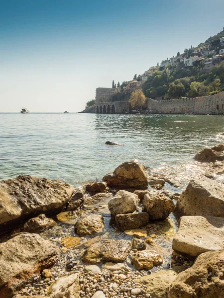 トルコのアランヤ市内の美しい景色Alanya 、地中海、要塞Alanya城。休暇はがきの背景 — ストック写真